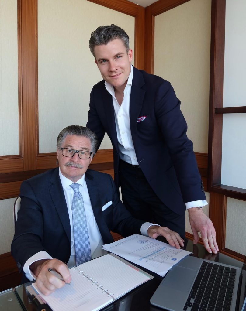 Harry Wein und Philipp Schmitt am Schreibtisch